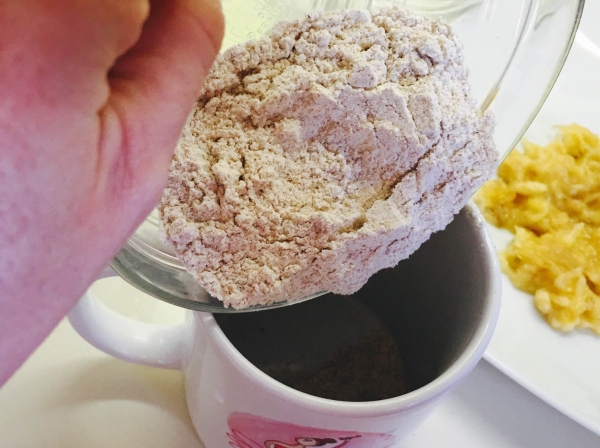02. Añadir harina en el bizcocho a la taza para blog de recetas fitness y blog de fitness para mujeres