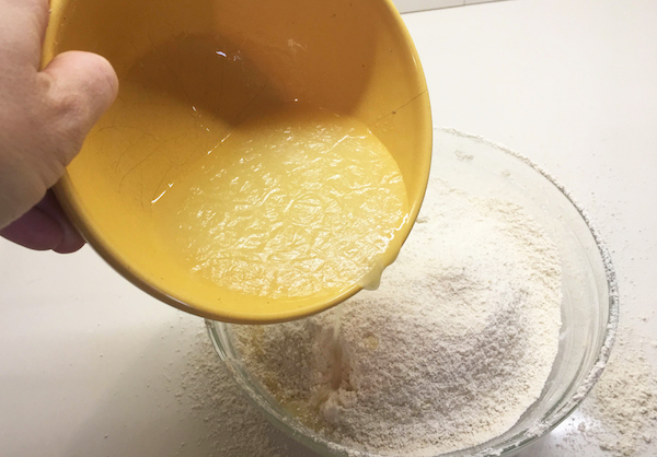 02. Añadir la mantequilla a la harina para tarta fitness de mousse de chocolate en blog de recetas fitness y blog de fitness para mujeres