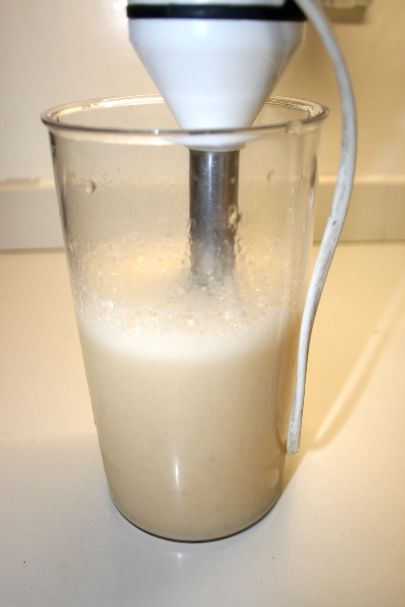 02. Batir ingredientes bizcocho de chocolate y plátano en blog de fitness