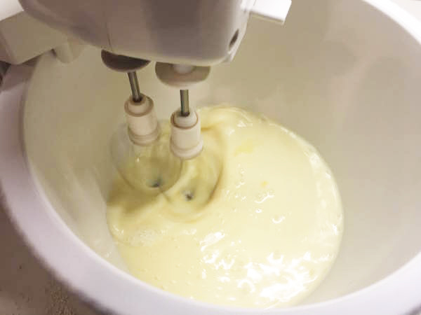 02. Batir los huevos para choco holed muffins en blog de recetas fitness y blog de fitness para mujeres