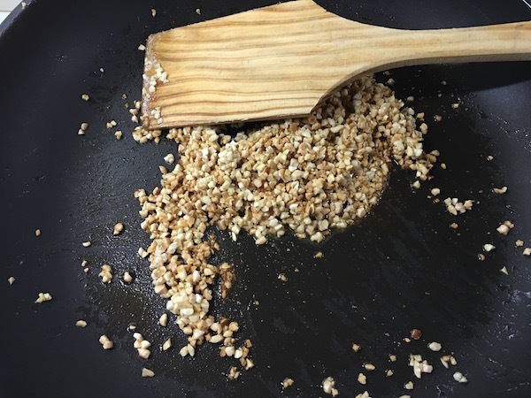 02. Dorar las almendras para el rape al horno con almendras y tomate en blog de recetas fitness y blog de fitness para mujeres