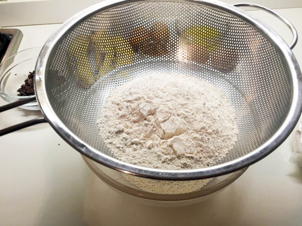 02. Harinas y cacao para la corona de plátano y chocolate en blog de recetas fitness y blog de fitness para mujeres