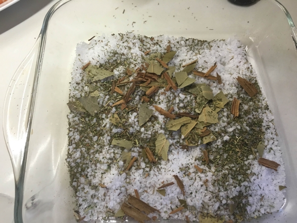 02. La sal con las hiernas y canela para el carpaccio de salmón marinado en sus hierbas en blog de fitness para mujeres y blog de recetas fitness