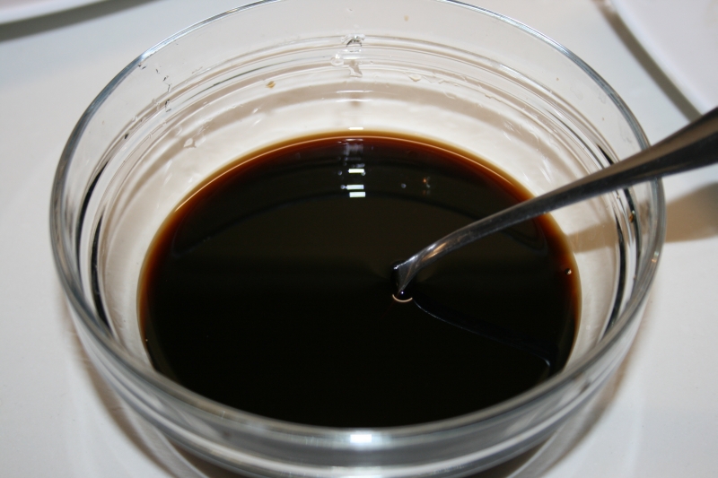 02. Salsa de módena para atún sobre alfombra de fresas en blog de recetas fitness