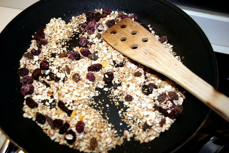 03. Ingredientes en la sartén para Barritas energéticas caseras en blog de fitness