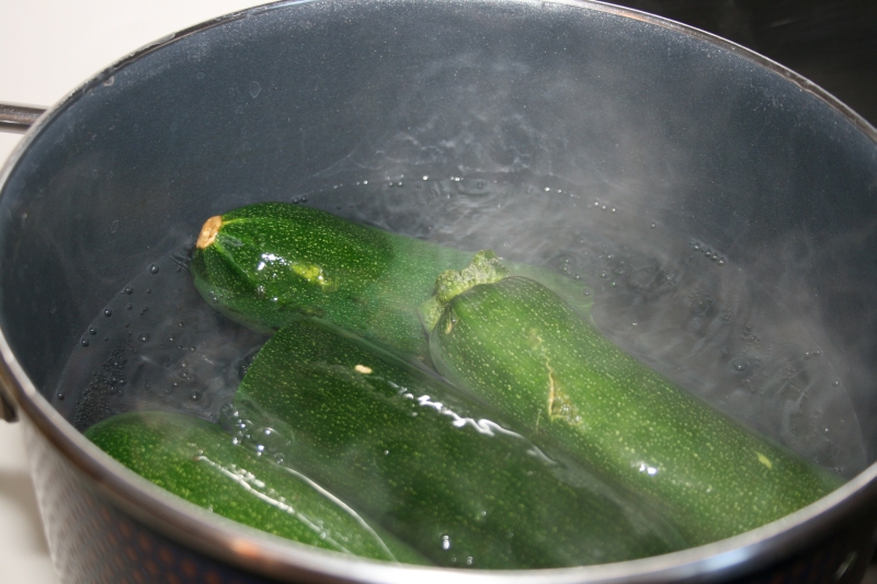 03. Poner a hervir los calabacines rellenos de gambas y verduras