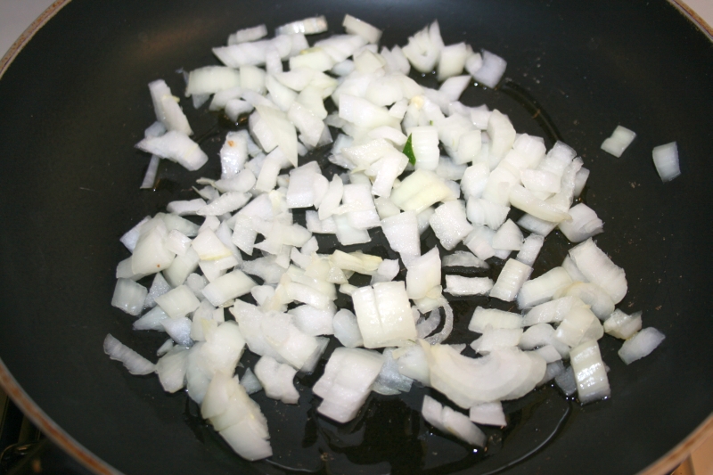 03. Receta fitness cebolla cortada en sarten de milhojas de calabacín