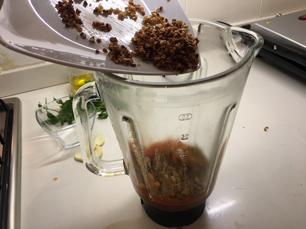 04. Anadir las almendras para el rape al horno con almendras y tomate en blog de recetas fitness y blog de fitness para mujeres