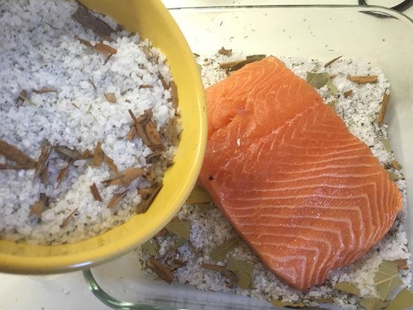 04. Cubrimos con sal el salmón marinado en sus hierbas en blog de fitness para mujeres y blog de recetas fitness