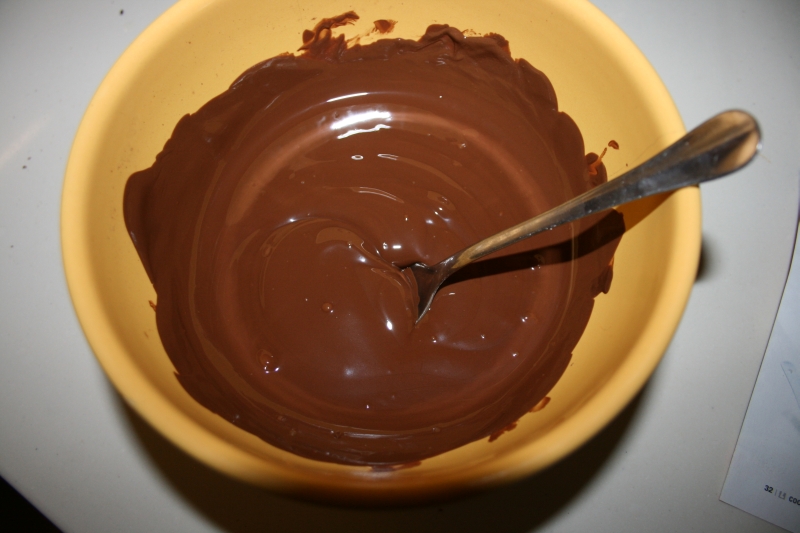 04. Fundir el chocolate sin azúcar para el tronco de chocolate sin harinas ni azúcares añadidos en blog de recetas fitness