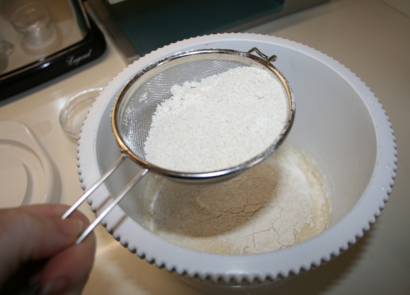 04. Tamizamos la harina para donuts fit