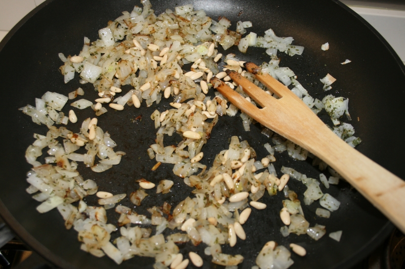 04o.Piñones y setas de la receta fitness del pastel de setas fitness