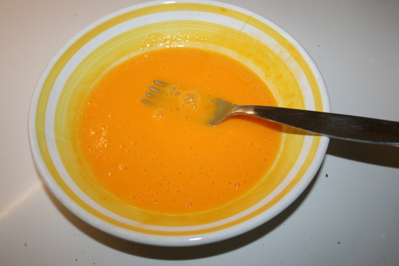 05. Batir las yemas para el tronco de chocolate sin harinas ni azúcares añadidos en blog de recetas fitness