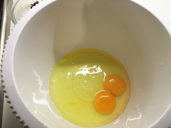 05. Dos huevos y dos claras para la corona de plátano y chocolate en blog de recetas fitness y blog de fitness para mujeres