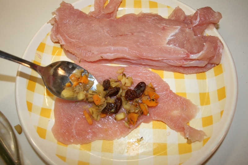 05. Rellenar la carne de los rollitos de pavo rellenos