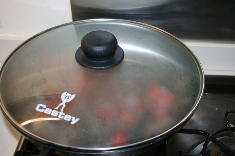 05. Tapar la salsa para atún sobre alfombra de fresas en blog de recetas fitness