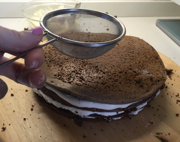 06. Espolvorear el cacao sobre la tarta de chocolate fit y crema de vainilla en blog de fitness para mujeres