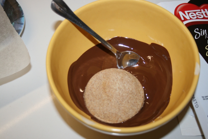 07. Bañar las galletas en chococalte para las galletas choco bombón en blog de recetas fitness