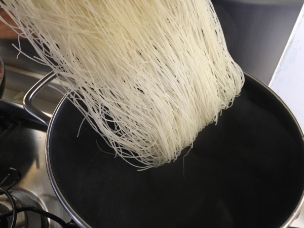 07 Hervir los fideos para los calamares en su salsa y fideos chinos en blog de recetas fitness