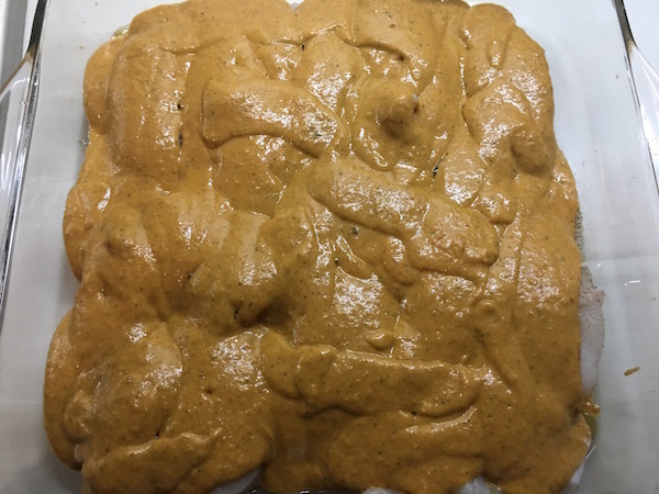 08. Cubrir el rape al horno con la salsa de tomate y almendras