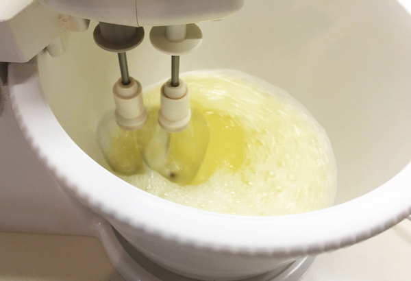 08. Las claras de huevo para la tarta fitness de mousse de chocolate en blog de recetas fitness y blog de fitness para mujeres