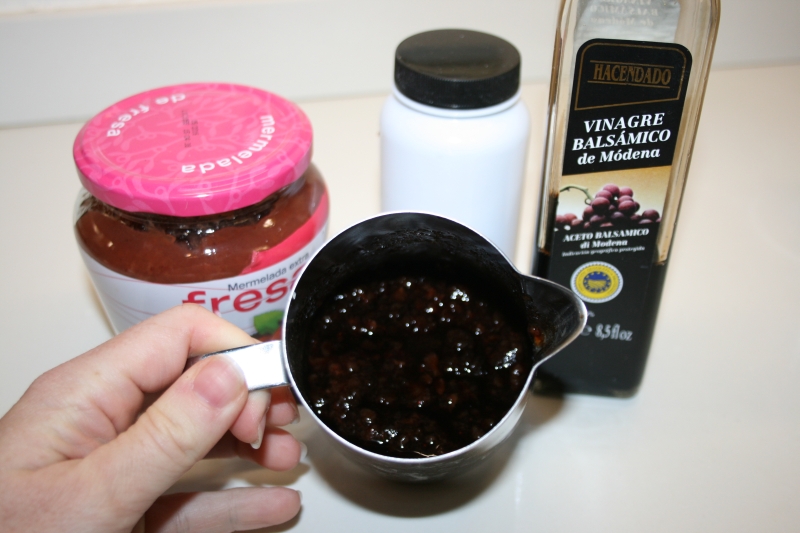 08. Preparar la salsa para atún sobre alfombra de fresas en blog de recetas fitness