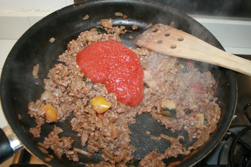 09. Añadimos tomato a los pimientos rellenos