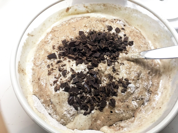 09. Añadir las pepitas de chocolate a la corona de plátano y chocolate en blog de recetas fitness y blog de fitness para mujeres