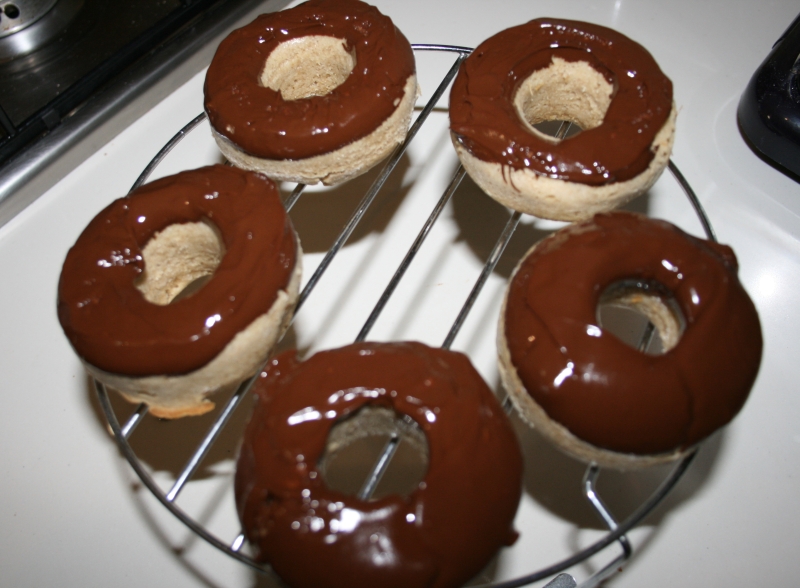 12. donuts fit bañados en el chocolate sobre rejilla