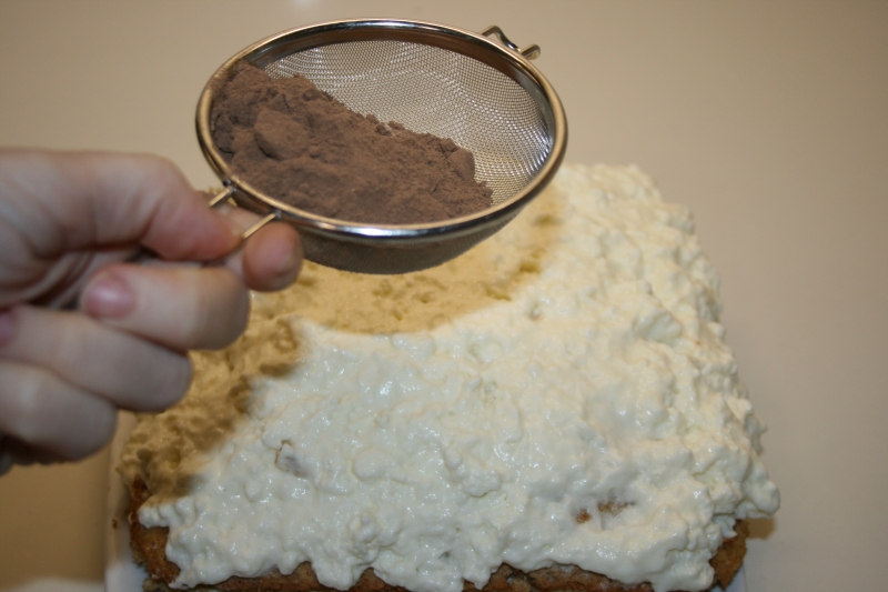 13. Esparcir cafe sobre la receta fitness de tiramisú