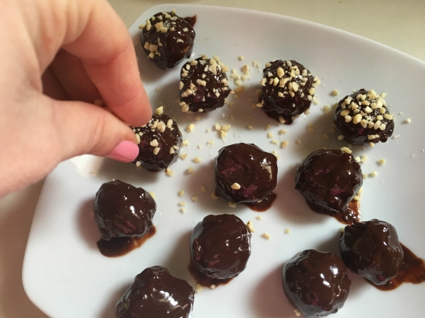 13. Espolvorear las almendras sobre los bombones de chocolate en blog de recetas fitness y blog de fitness para mujeres