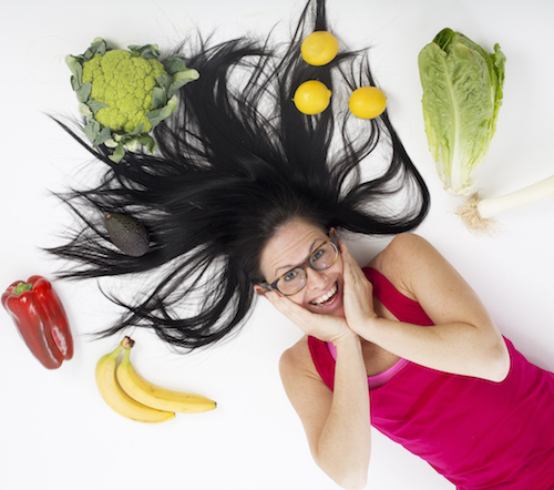 Mujer con verduras para evitar la flacidez