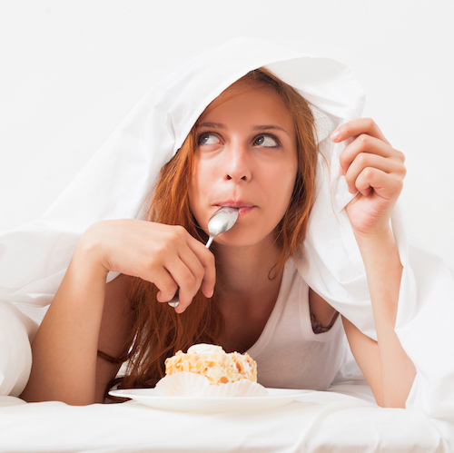 mujer picando entre horas en una cama
